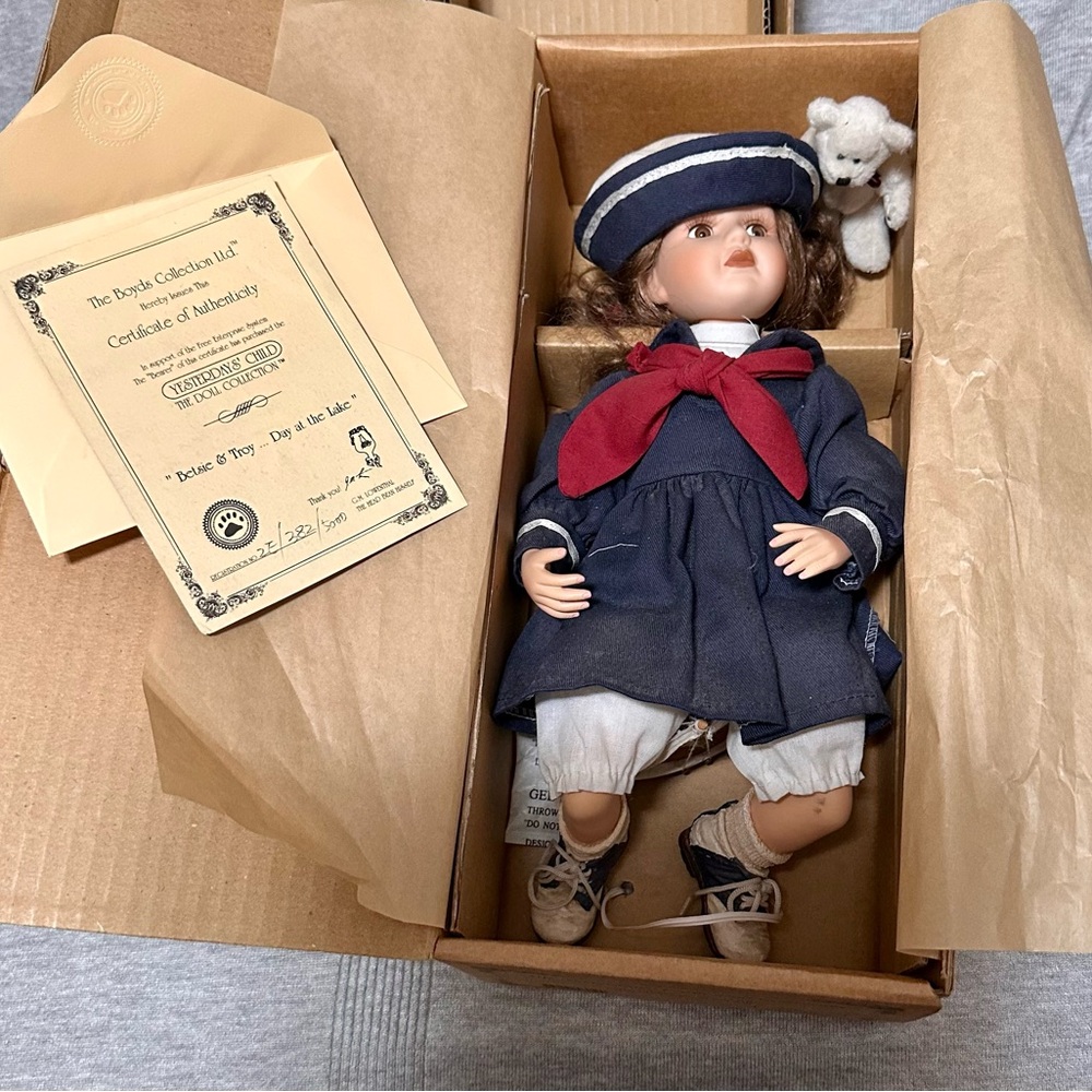 The Boyd Collection Ltd- NWT- Betsie And Troy “Day At The Lake”  4805 Authentic